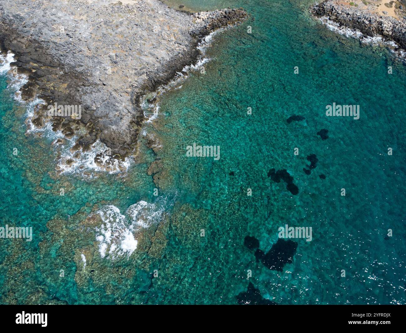 Eau cristalline de la mer dans les rochers Paleochora et plage de galets - Grèce Banque D'Images