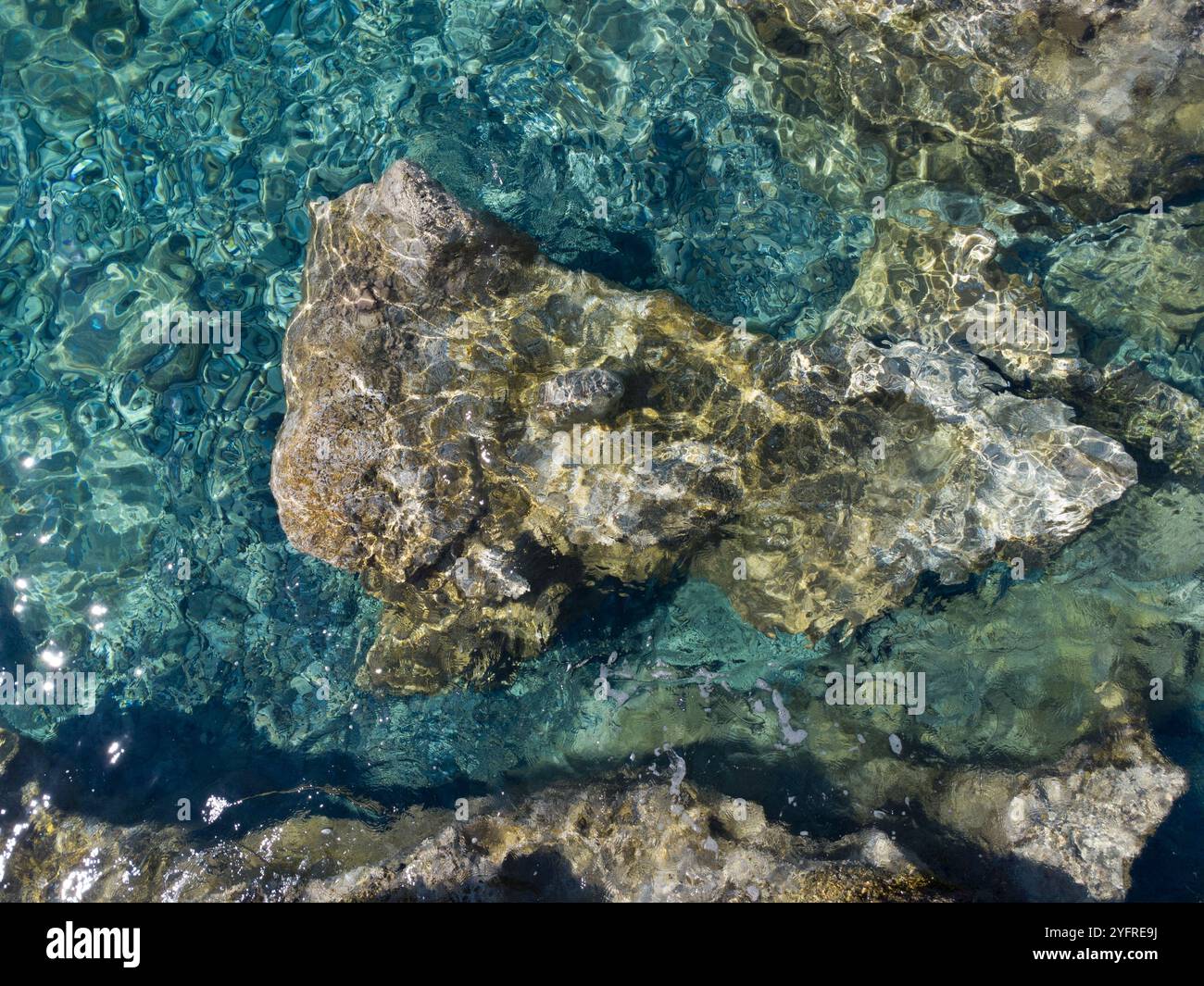 Eau cristalline de la mer dans les rochers Paleochora et plage de galets - Grèce Banque D'Images