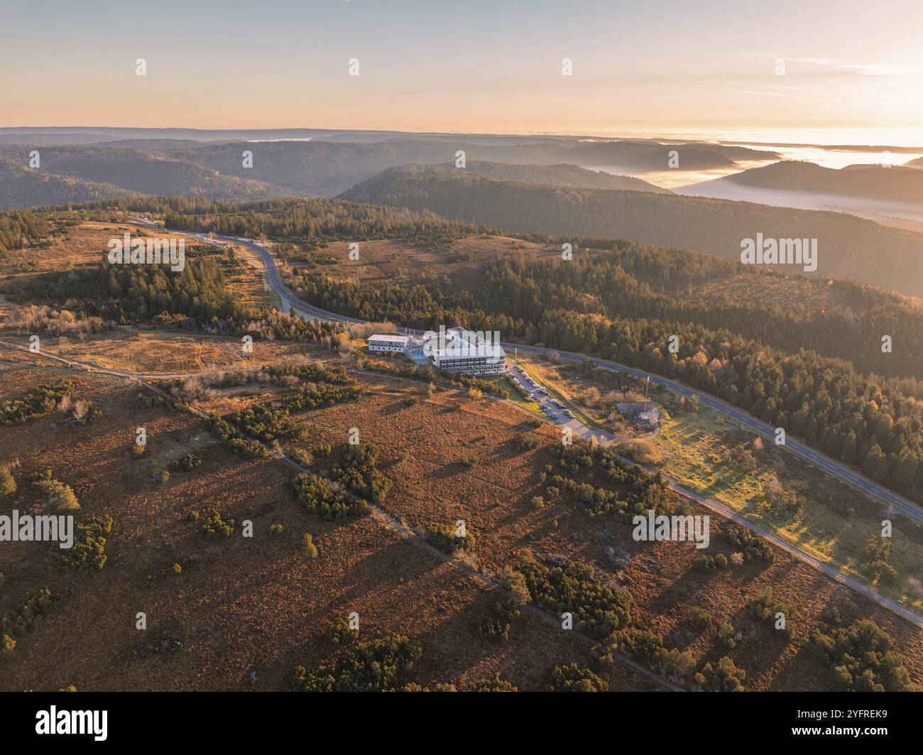 Large paysage avec des forêts, un bâtiment dans le centre et des rues dans la lumière chaude du matin, Forêt Noire, Allemagne, Europe Banque D'Images