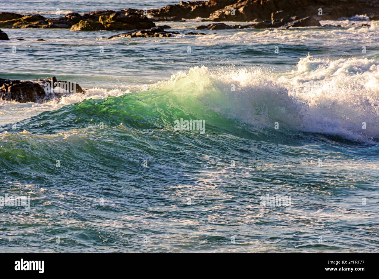 De petites vagues se brisent sur la plage à Salvador, Bahia au coucher du soleil, Salvador, Bahia, Brésil, Amérique du Sud Banque D'Images