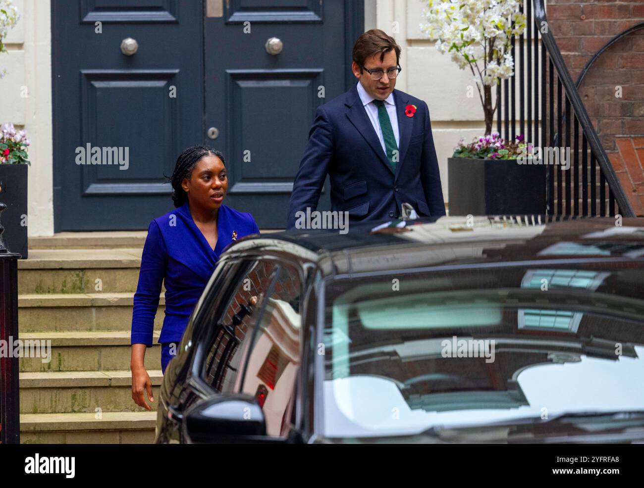 Kemi Badenoch quitte le quartier général de la campagne conservatrice avec son mari Hamish après qu'elle ait été déclarée nouvelle chef du Parti conservateur. Banque D'Images