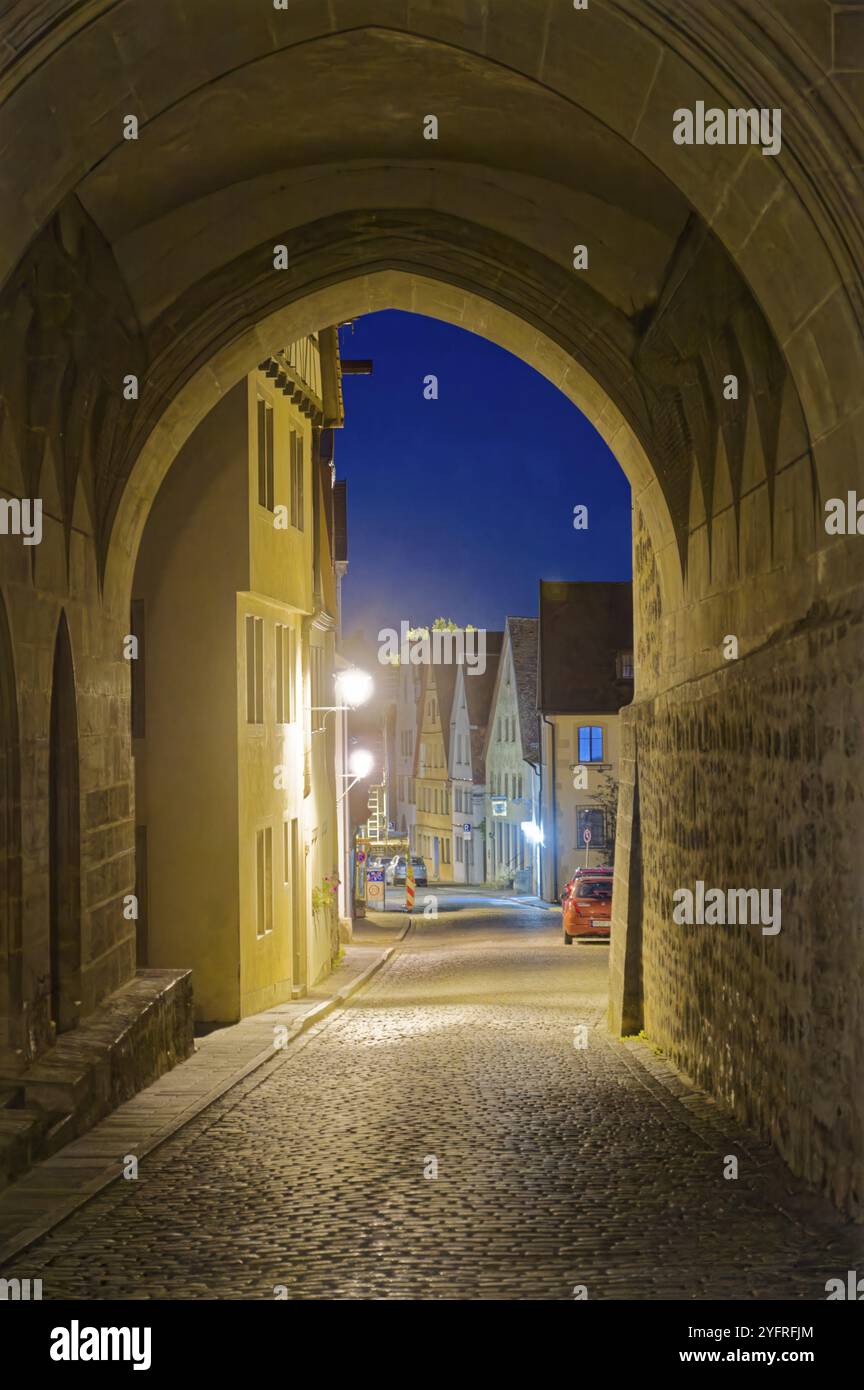 Vue de l'église St Jakob dans Klingengasse dans la vieille ville de Rothenburg ob der Tauber, illuminée la nuit. Rothenburg, Bavière, Allemagne, Europe Banque D'Images