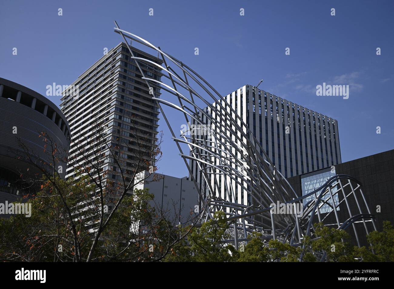 Paysage avec vue panoramique sur le Musée National d'Art connu sous le nom de Kokuritsu Kokusai Bijutsukan (NMOA) sur l'île de Nakanoshima, Osaka Japon. Banque D'Images