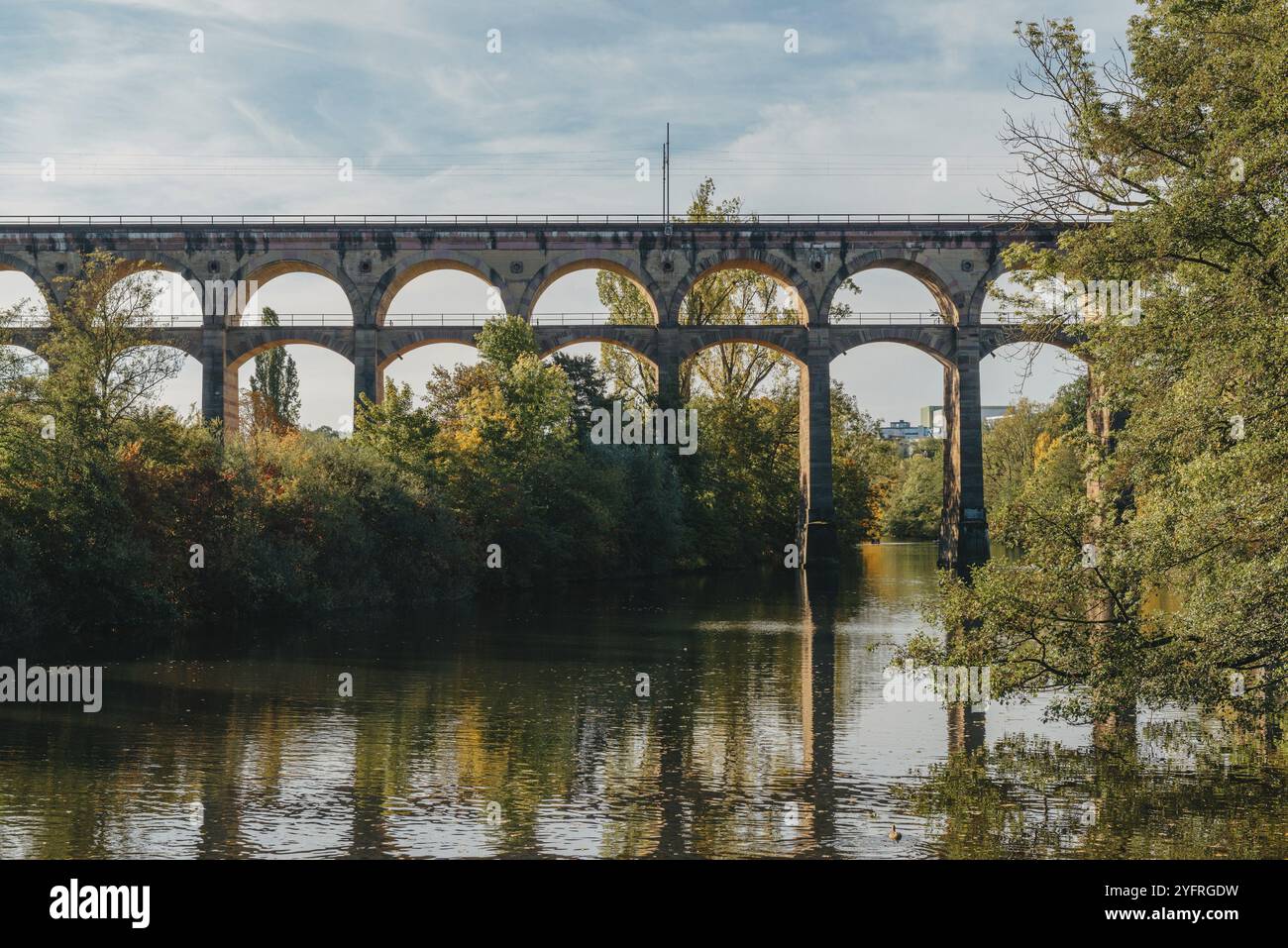 Pont ferroviaire avec rivière à Bietigheim-Bissingen, Allemagne. Automne. Viaduc ferroviaire au-dessus de la rivière Enz, construit en 1853 par Karl von Etzel sur une somme ensoleillée Banque D'Images