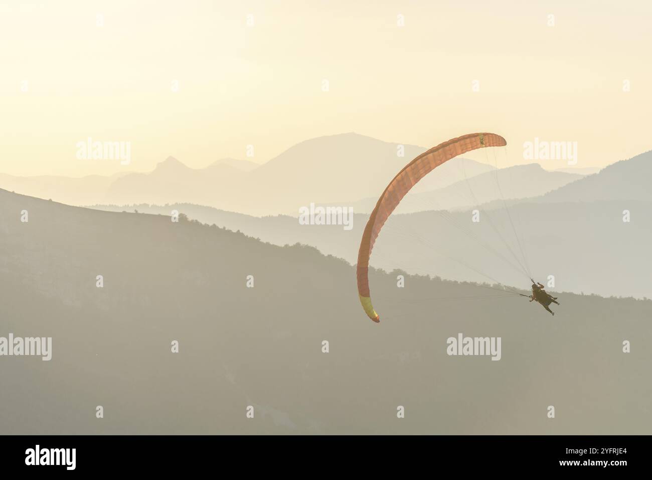 Vol en parapente dans les airs au-dessus des montagnes. Drome, France, Europe Banque D'Images