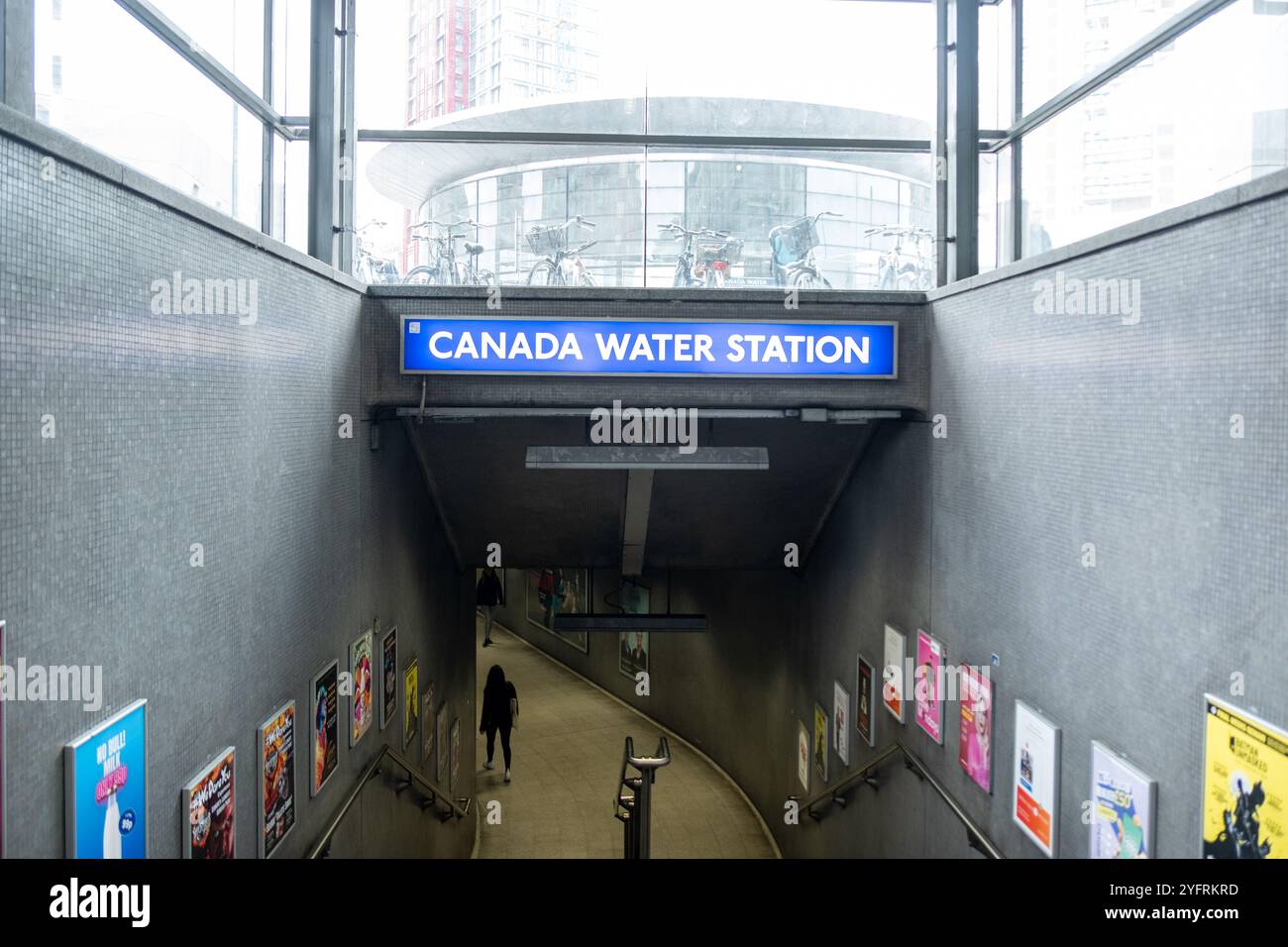 LONDRES- 30 OCTOBRE 2024 : Station d'eau du Canada. Station de métro et Overground dans SE16 sud-est de Londres Banque D'Images