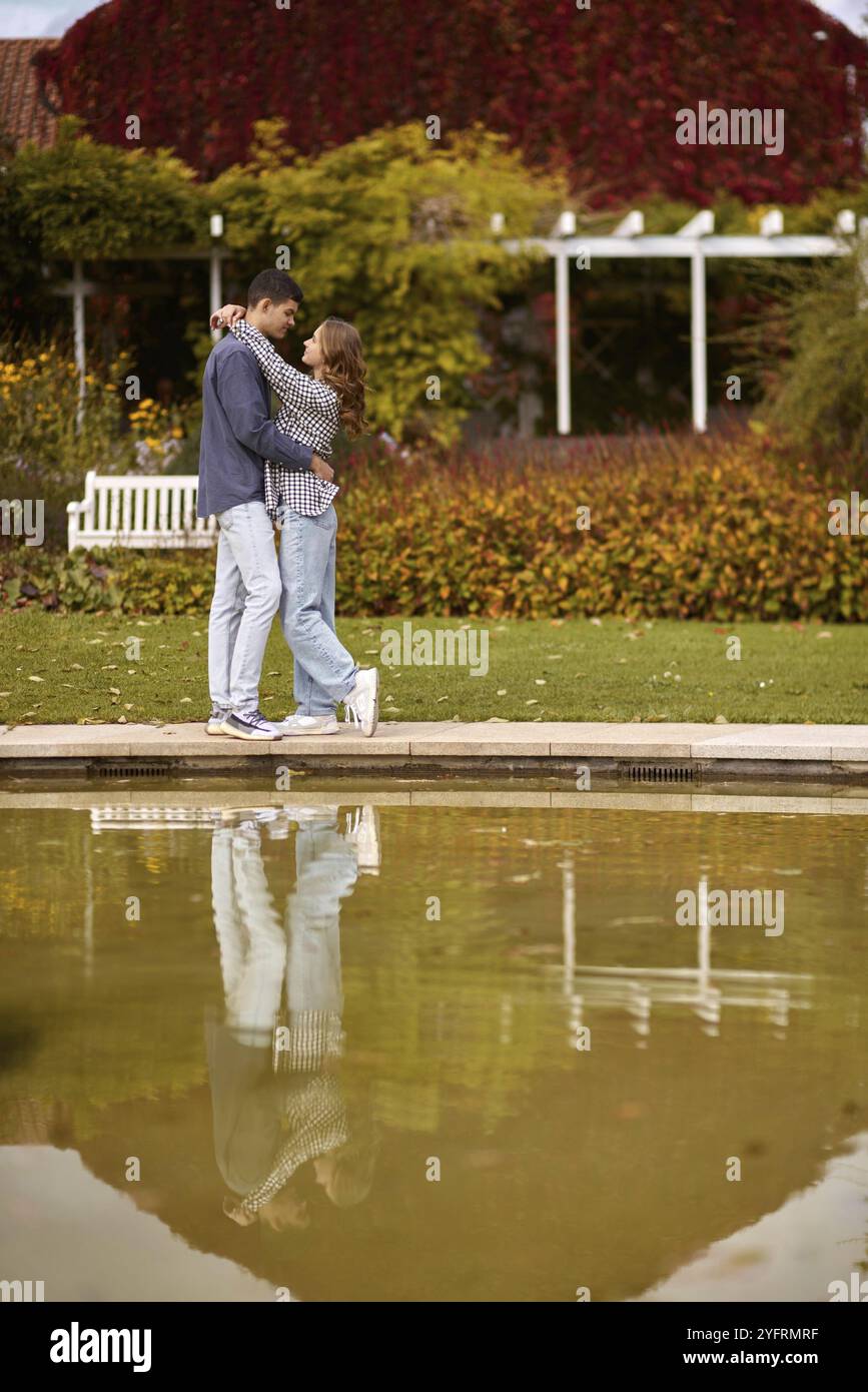 Charmant jeune couple s'embrassant à l'extérieur en automne. Couple d'amour marchant dans la nature. Humeur automnale. Heureux homme et femme embrassant et embrassant en automne. Amour. Banque D'Images