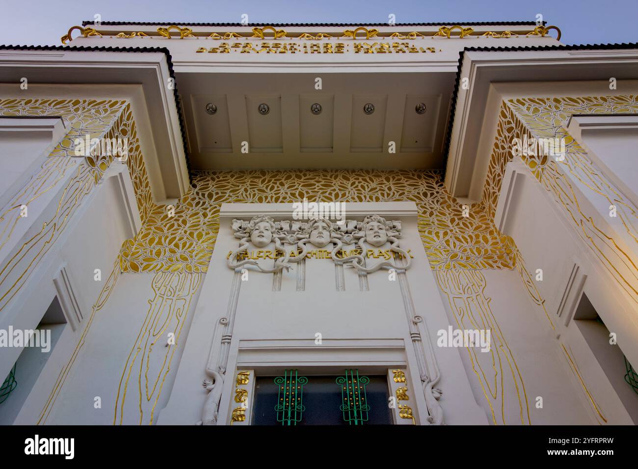 Le bâtiment de la Sécession à Vianna en Autriche. Le bâtiment a été achevé en 1898 par Joseph Maria Olbrich, et présente la frise Beethoven de Gustav Klimt. Le bâtiment est un excellent exemple du style Art Nouveau - ou Jugend, et est un manifeste du mouvement de sécession de Vienne. Banque D'Images