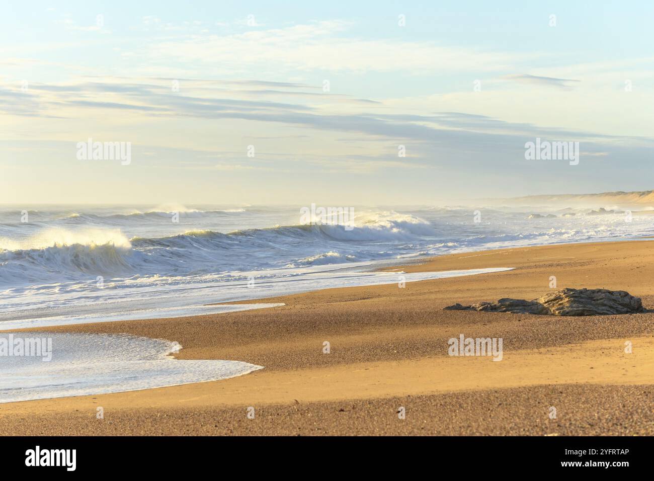 Briser les vagues sur une plage de l'océan Atlantique en France Banque D'Images