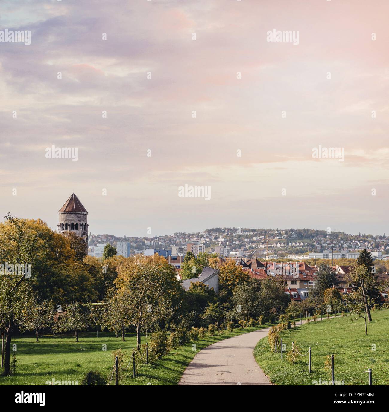 Allemagne, vue panoramique de Stuttgart. Belles maisons en automne, ciel et paysage naturel. Vignobles à Stuttgart, région viticole colorée dans l'SO Banque D'Images