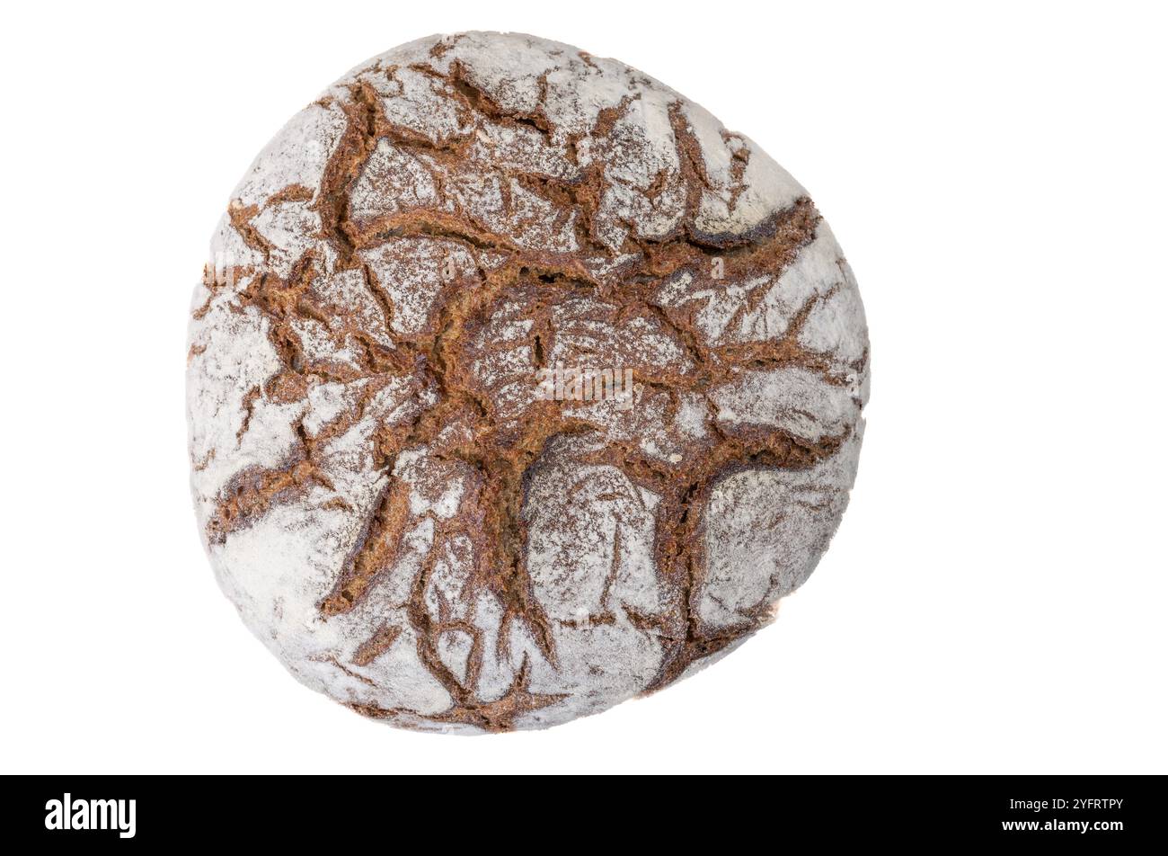 Pain de seigle rond avec une croûte croustillante et de la farine. Écrêtage sur fond blanc. Alsace, France, Europe Banque D'Images Pain de seigle rond avec une croûte croustillante et de la farine. Écrêtage sur fond blanc. Alsace, France, Europe Banque D'Images