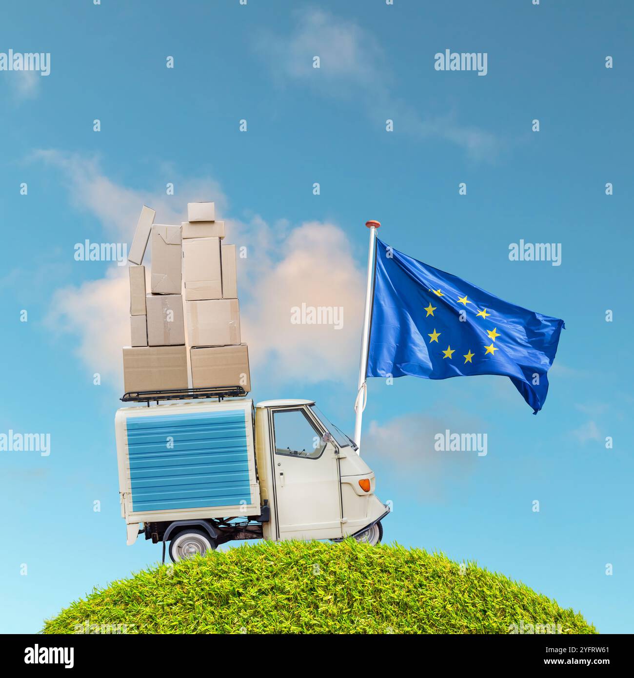 Fourgon scooter italien vintage à trois roues avec des boîtes en carton et le drapeau de l'Union européenne Banque D'Images