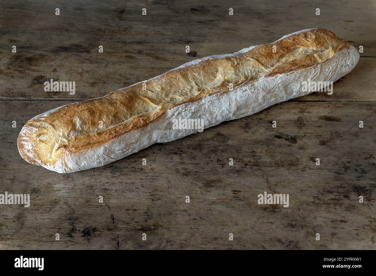 Pain baguette sur une table en bois. Spécialité pain en France Banque D'Images