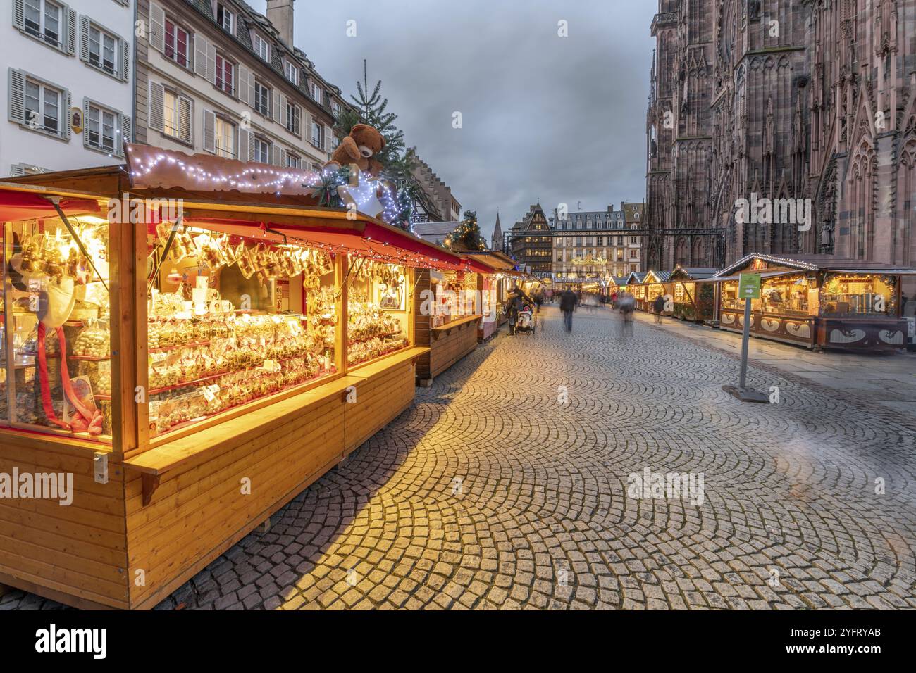 Célèbre marché de Noël sur la place de la cathédrale de Strasbourg en Alsace.Précautions sanitaires et gestes de barrière obligatoires, protections contre la co Banque D'Images