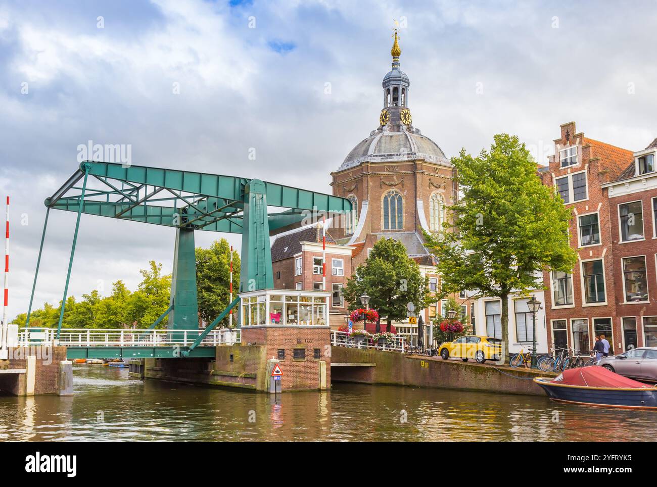 Pont historique et église Marekerk sur le canal à Leyde, pays-Bas Banque D'Images