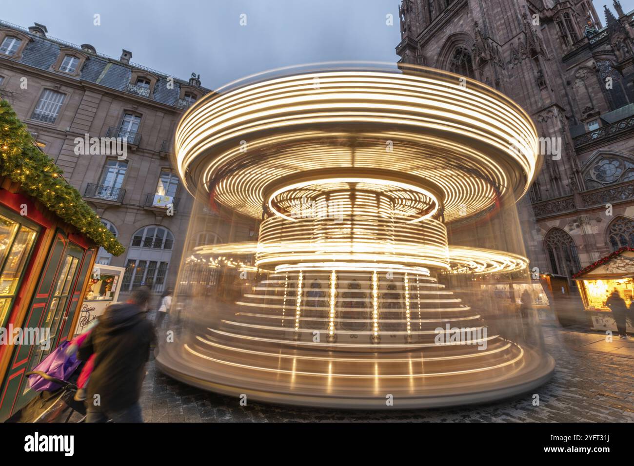 Joyeux-tour d'époque au célèbre marché de Noël sur la place de la cathédrale de Strasbourg en Alsace.Précautions sanitaires et gestes de barrière obligatoires, pro Banque D'Images
