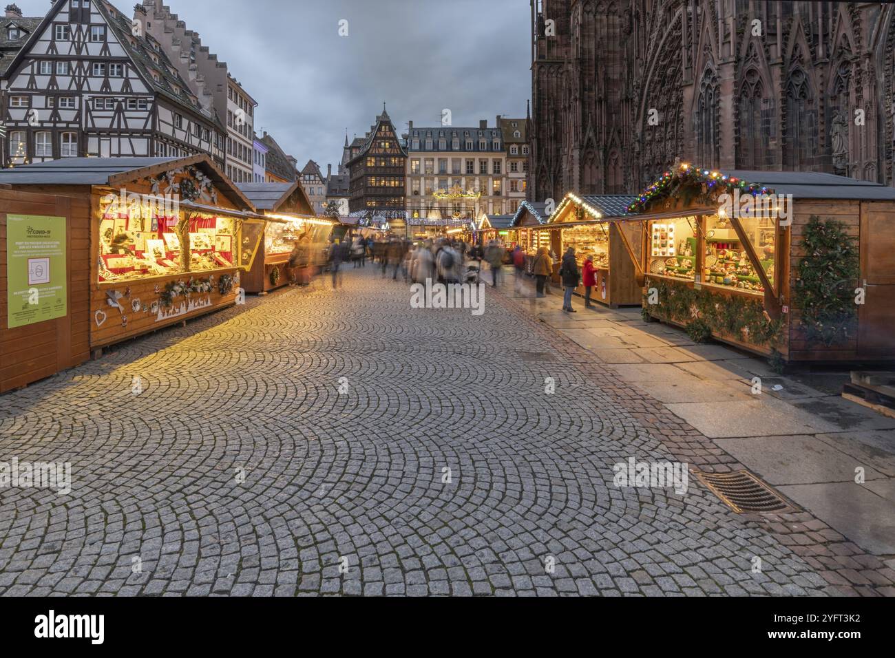 Célèbre marché de Noël sur la place de la cathédrale de Strasbourg en Alsace.Précautions sanitaires et gestes de barrière obligatoires, protections contre la co Banque D'Images