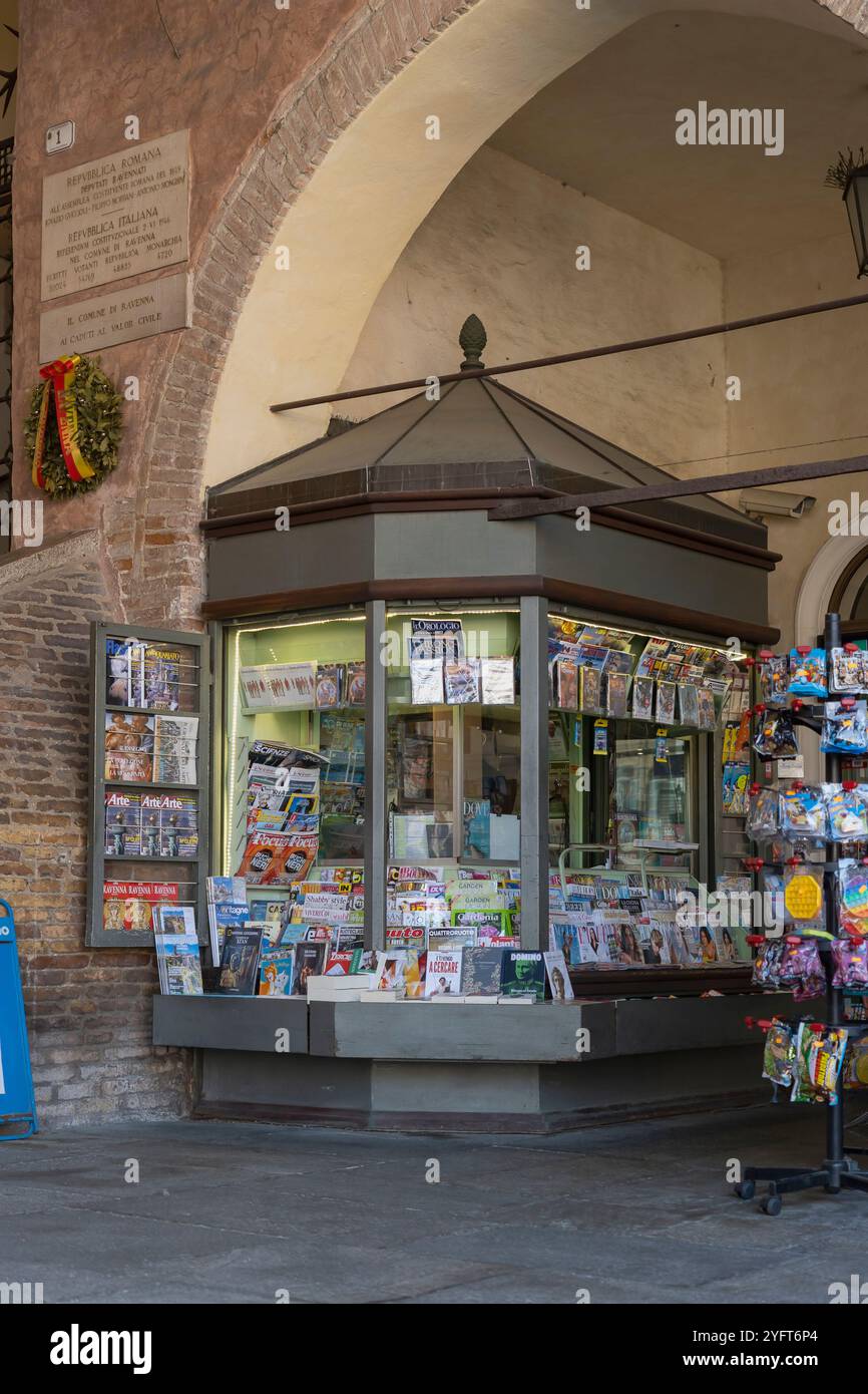 Kiosque à journaux historique sur la place animée Piazza del Popolo, présentant la riche culture de la ville et le charme local. Ravenne, Italie, Europe, Union européenne Banque D'Images