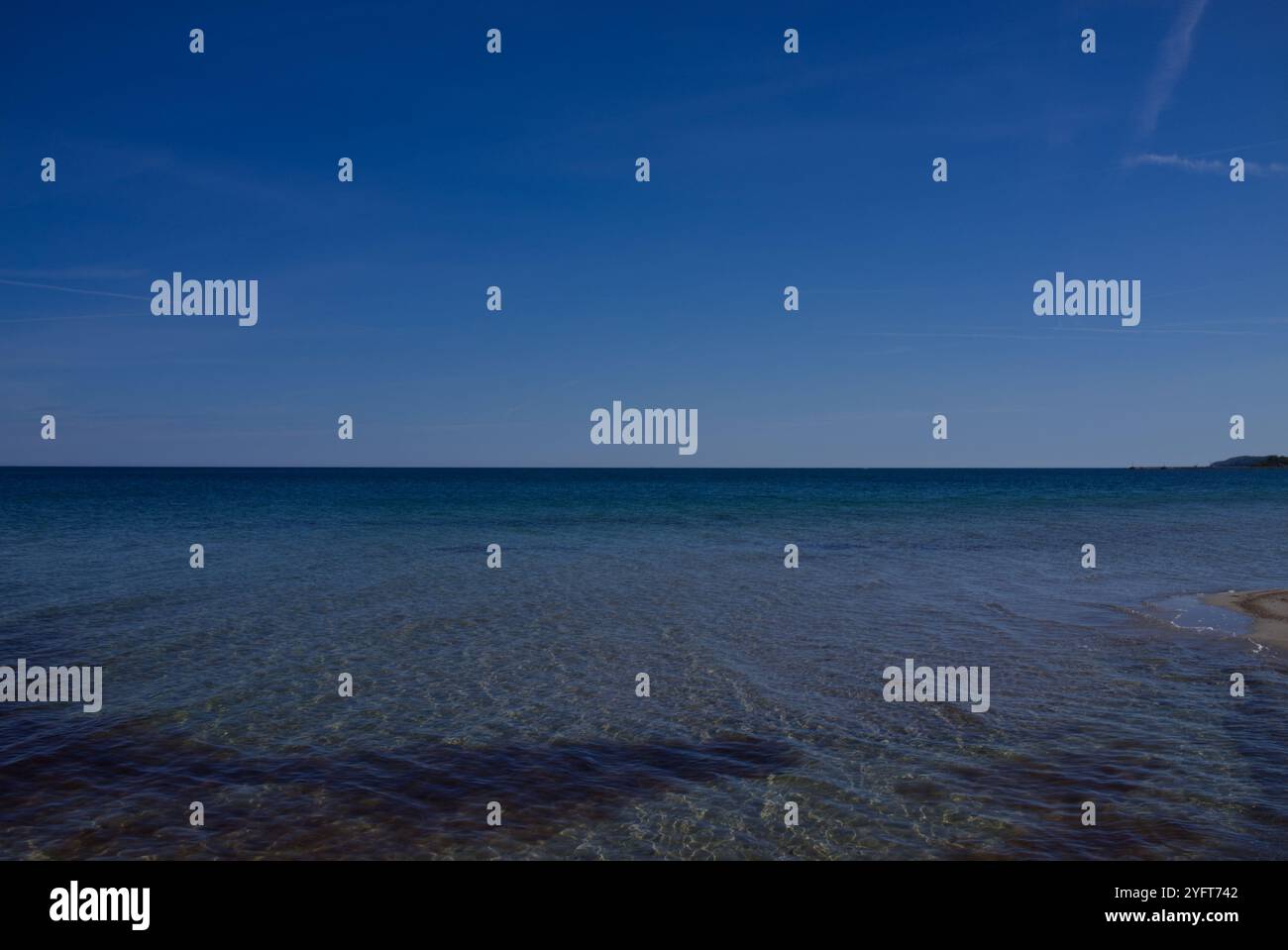 Ciel bleu au bord de la mer Baltique, île de Rügen, Allemagne Banque D'Images