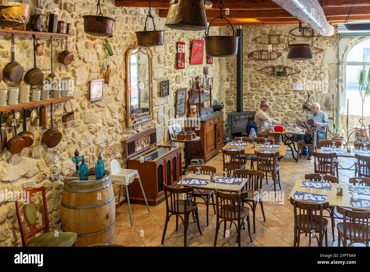 Décoration intérieure décalée de restaurant en bord de route, Bages, Aude, Roussillon, Occitanie, France, Europe Banque D'Images