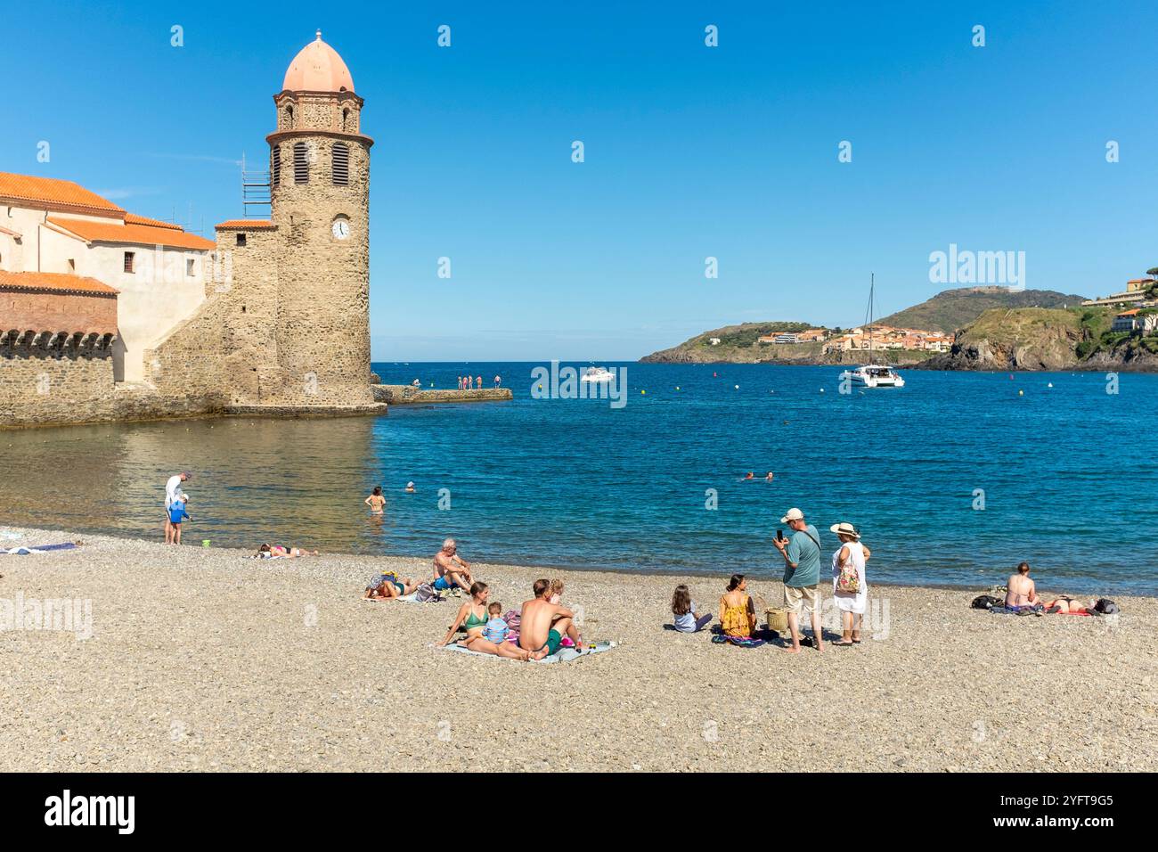 Vue de la plage de Collioure avec Eglise notre Dame dea Anges en arrière-plan, Pyrénées Orientales, Roussillon, Occitanie, France, Europe Banque D'Images
