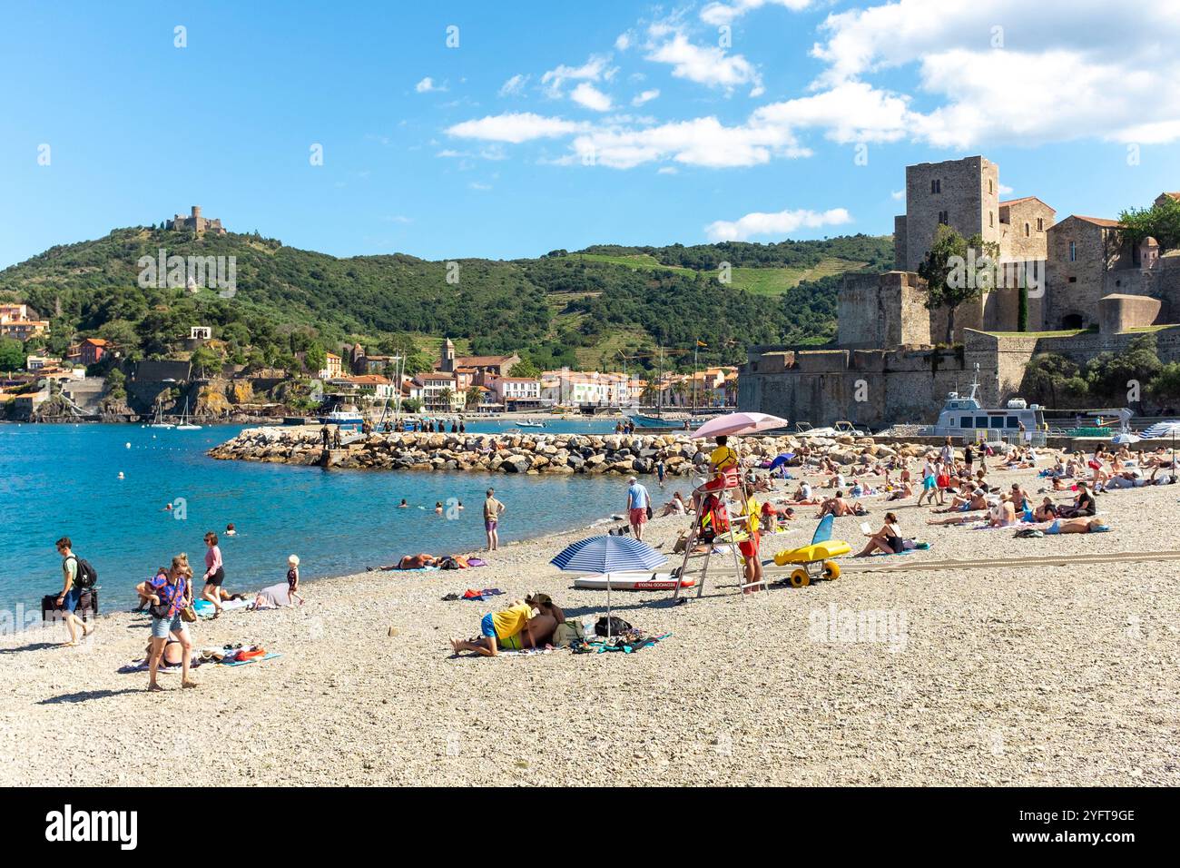 Vue de la plage de Collioure avec Château Royal en arrière-plan, Pyrénées Orientales, Roussillon, Occitanie, France, Europe Banque D'Images