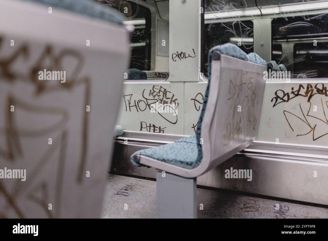 Beschmiertes Interior in einer S-Bahn, aufgenommen in Berlin, 05.11.2024. Berlin Deutschland *** intérieur graffiné dans un train de banlieue, pris à Ber Banque D'Images