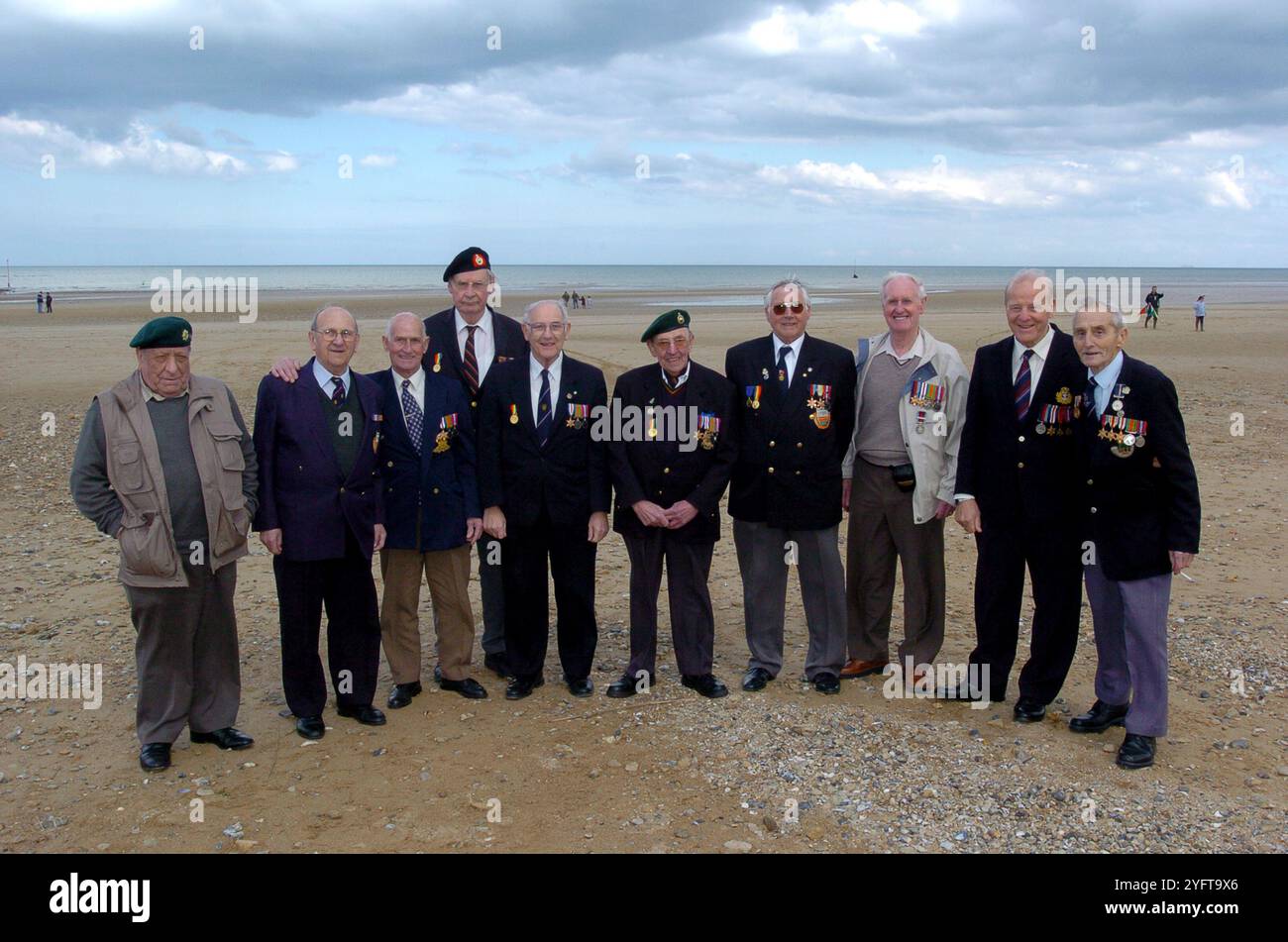 La Seconde Guerre mondiale, deux anciens combattants du Jour J Retour à Sword Beach en Normandie pour le 60ème anniversaire du débarquement. Banque D'Images