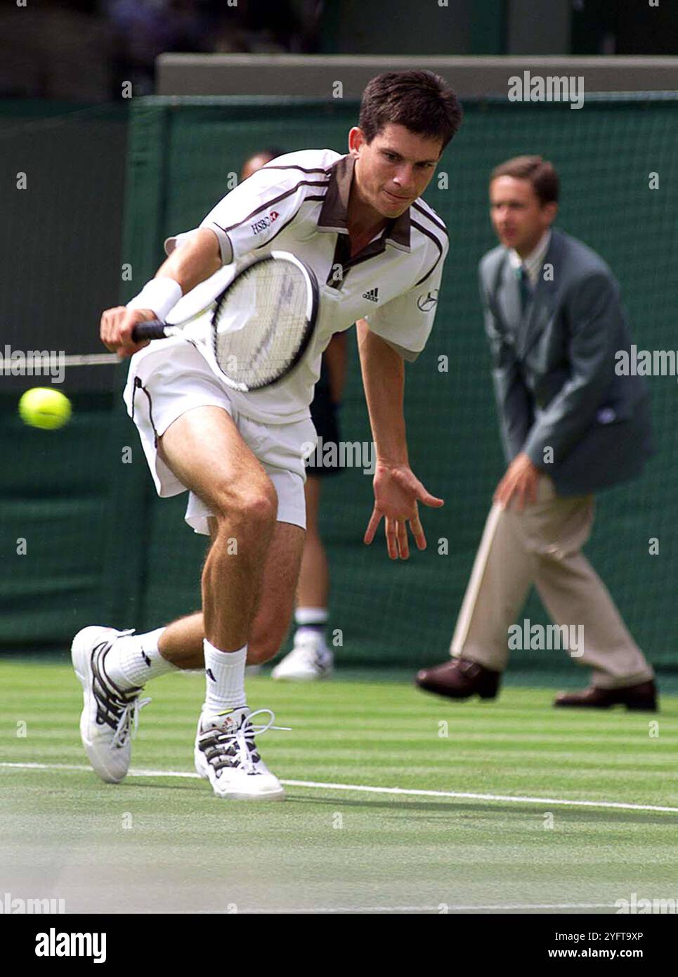 Le joueur de tennis britannique Tim Henman en route vers la victoire au premier tour à Wimbledon 1999 Banque D'Images