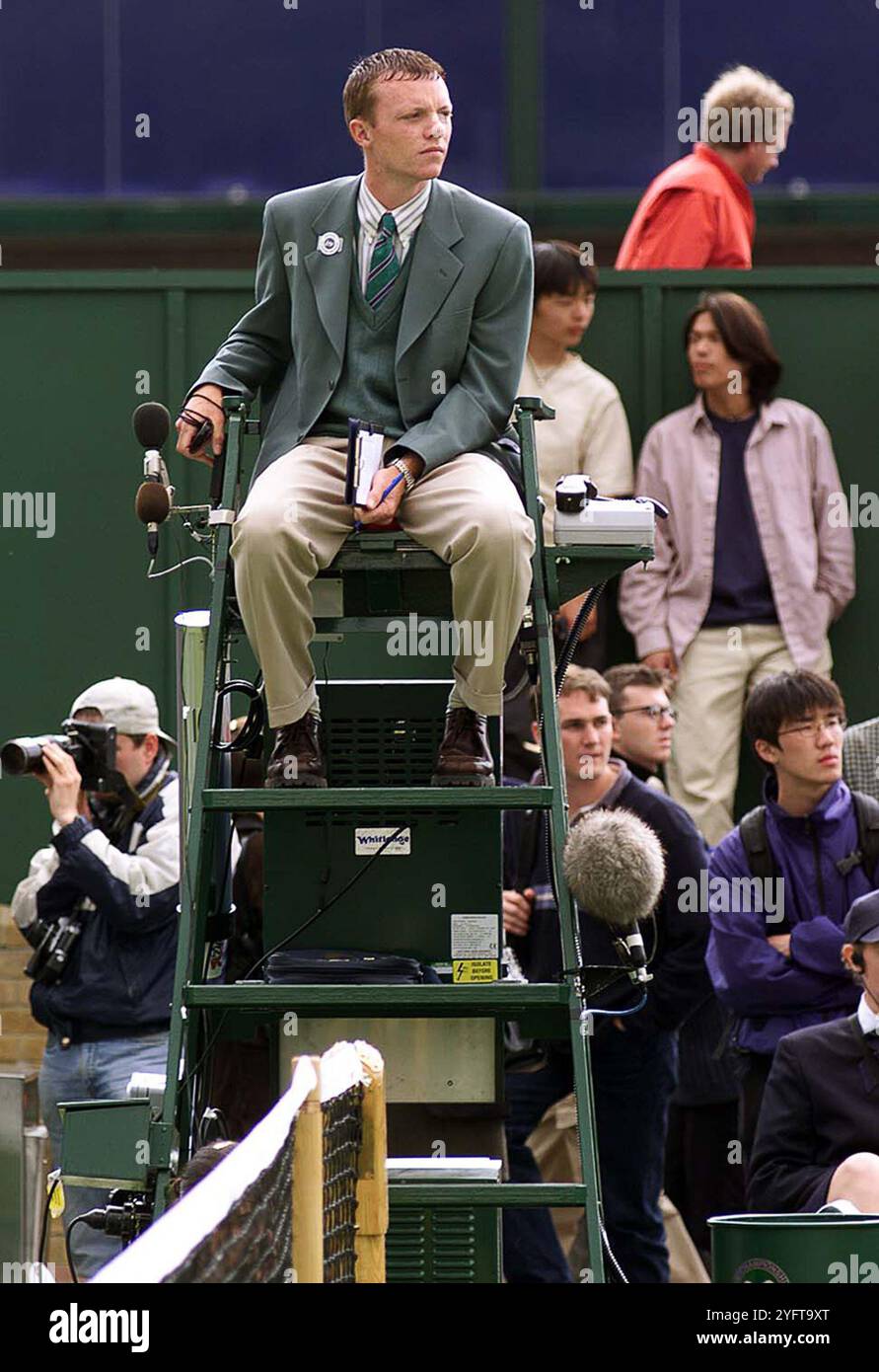 Tournoi de tennis de Wimbledon 1999 Jamie McMahon, 21 ans, est l'arbitre de son premier match de championnat à Wimbledon Banque D'Images