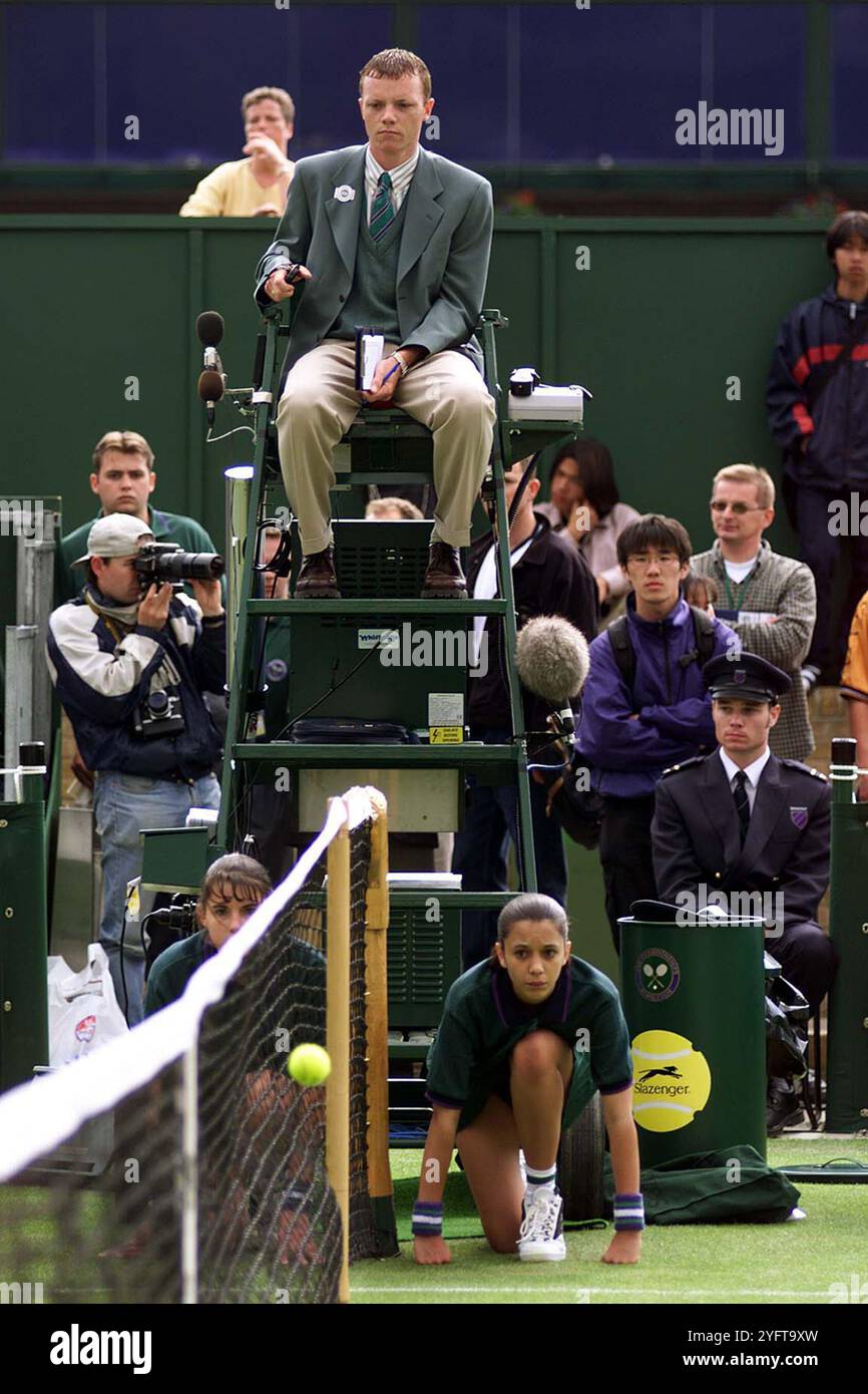 Tournoi de tennis de Wimbledon 1999 Jamie McMahon, 21 ans, est l'arbitre de son premier match de championnat à Wimbledon Banque D'Images