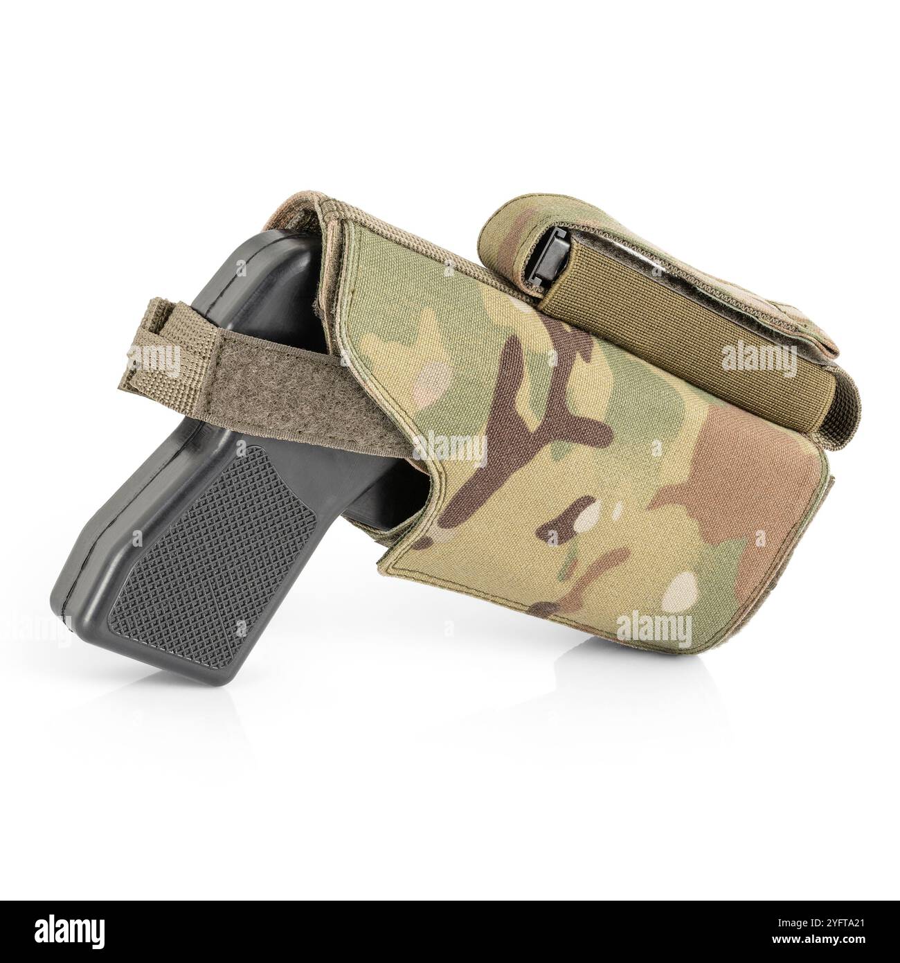 ETUI pour arme à feu. Arme dans un étui sur fond blanc. Munitions militaires tactiques. Camouflage MultiCam. Banque D'Images