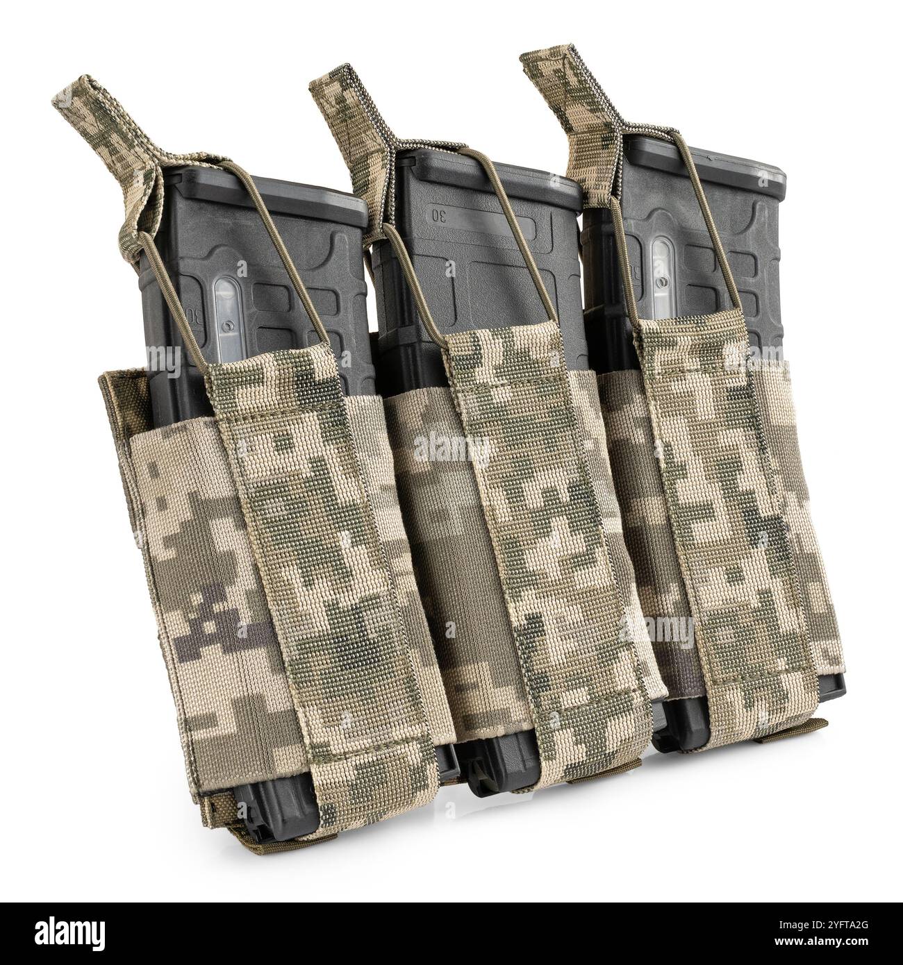 Pochettes militaires en camouflage pixel avec magazines de munitions à l'intérieur sur fond blanc. Équipement tactique militaire. Banque D'Images