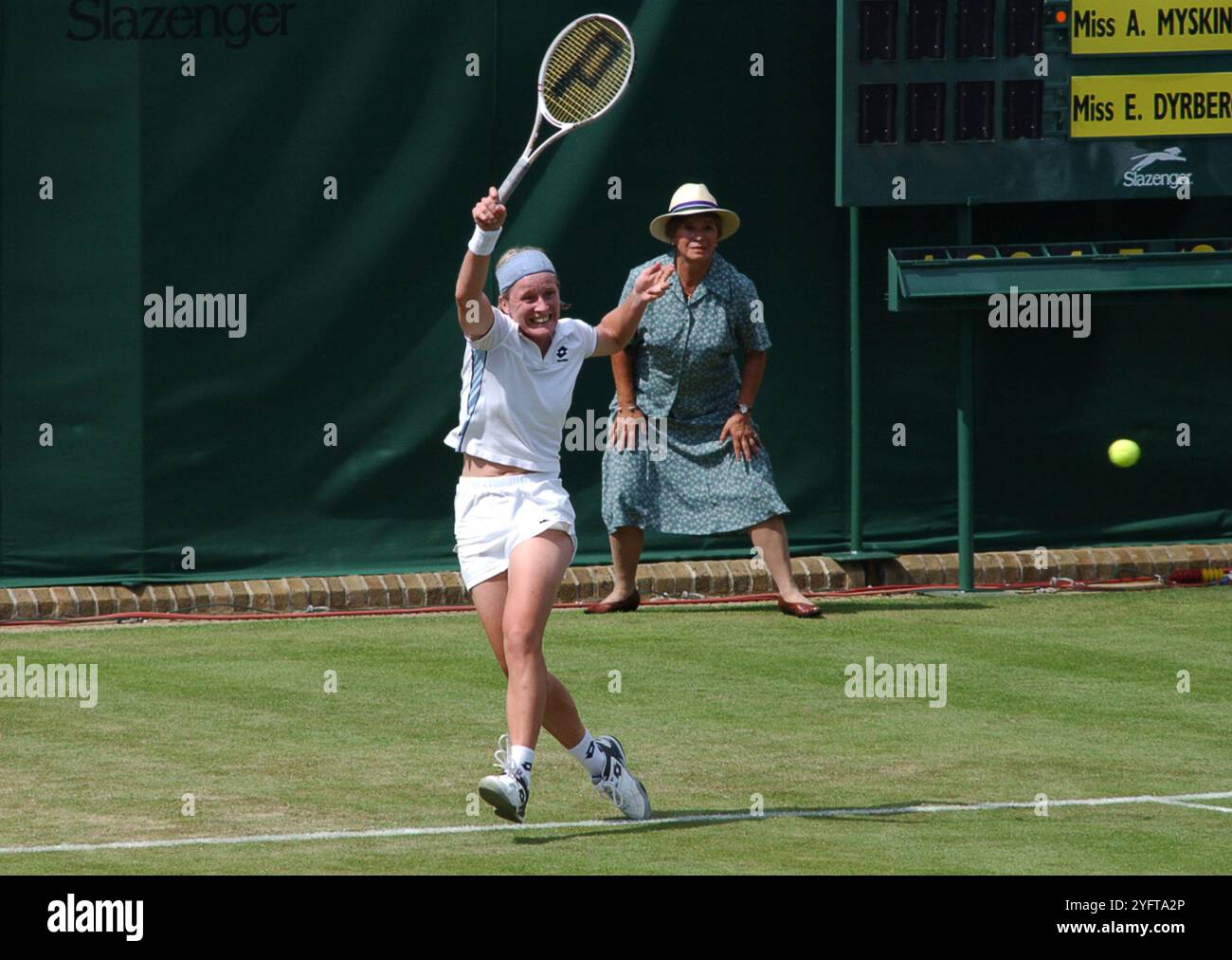La joueuse de tennis danoise Eva Dyrberg à Wimbledon 2002 Banque D'Images