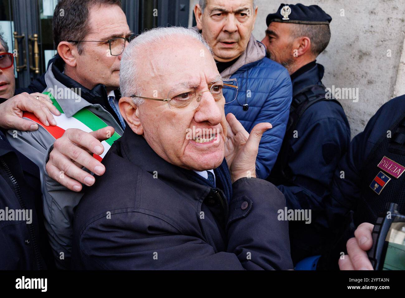 Roma, Italie. 16 février 2024. Foto Roberto Monaldo/LaPresse16-02-2024 Roma Politica Manifestazione dei sindaci e degli amministratori locali del sud contro la legge sull'autonomia differenziata Nella foto il Governatore della Campania Vincenzo de Luca viene bloccato dalla polizia davanti all'entrata del ministero per la Coesione 16-02-2024 Rome (Italie) manifestation des maires et des administrateurs locaux Italie du Sud contre la loi sur l'autonomie différenciée dans le pic Vincenzo de Luca Credit : LaPresse/Alamy Live News Banque D'Images