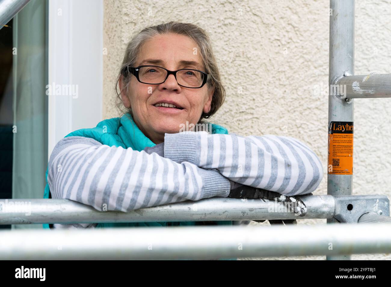 Portrait Gerüstbauerin, Malerin baut ein mobiles Gerüst am Einfamilienhaus auf, modèle libéré für redaktionelle Nutzung, Gerüstbauer *** Portrait d'un échafaudeur, peintre érigeant un échafaudage mobile sur une maison individuelle, modèle libéré pour usage éditorial, échafaudage 20241105-DSC 8751 Banque D'Images