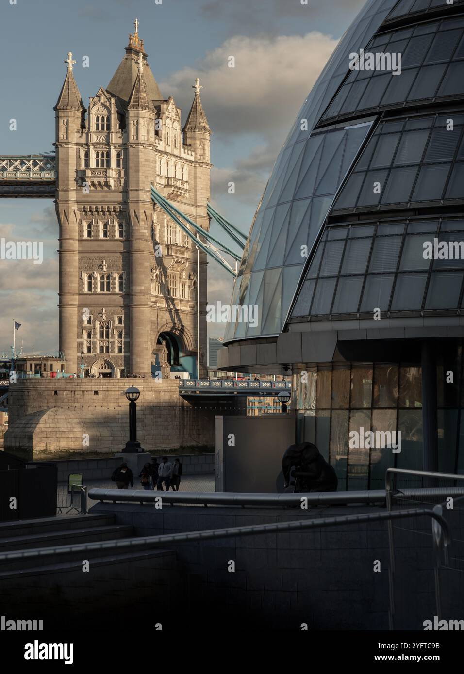 Londres, Royaume-Uni - 07 novembre 2023 - vue de l'emblématique Tower Bridge et du Greater London Authority Building (London City Hall). Vue du côté sud de la rivière Tham Banque D'Images