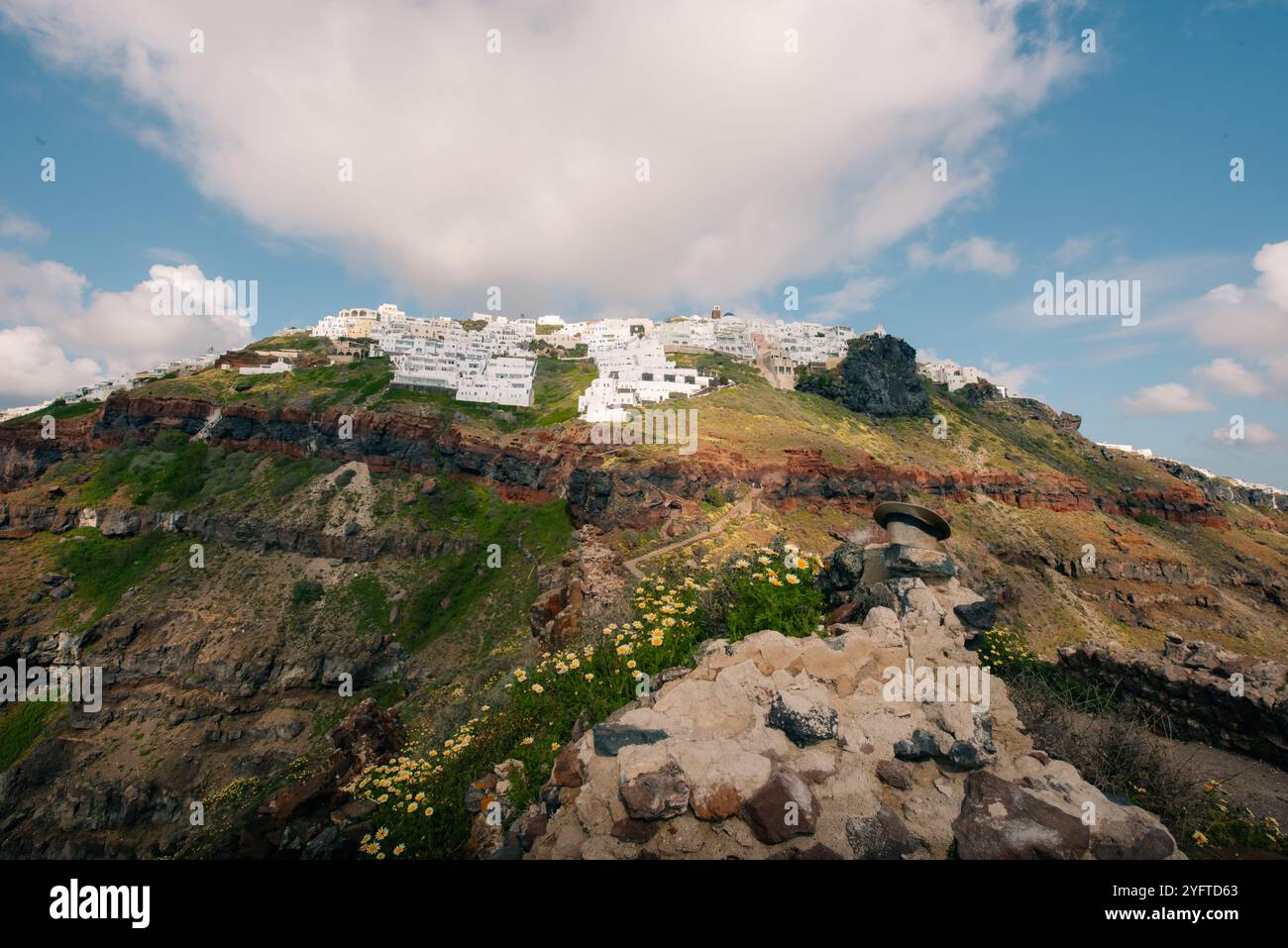 Skaros Rock au village d'Imerovigli avec l'île volcanique Nea Kameni en arrière-plan, Santorin, Grèce. Photo de haute qualité Banque D'Images
