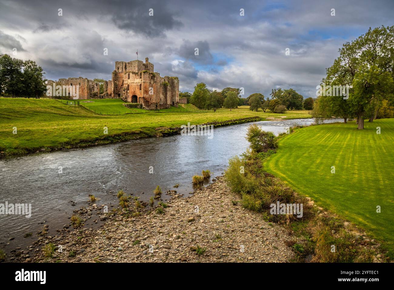 La rivière Eamont avec les ruines du château de Brougham en arrière-plan, Cumbria, Angleterre Banque D'Images