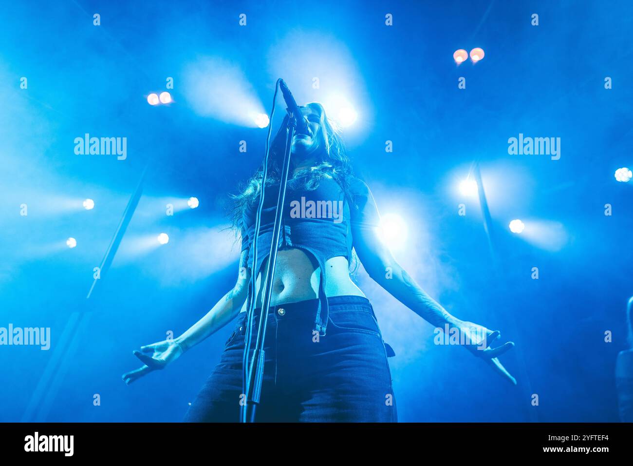 Aarhus, Danemark. 01 novembre 2024. La chanteuse néerlandaise Charlotte Wessels donne un concert au train à Aarhus. Banque D'Images