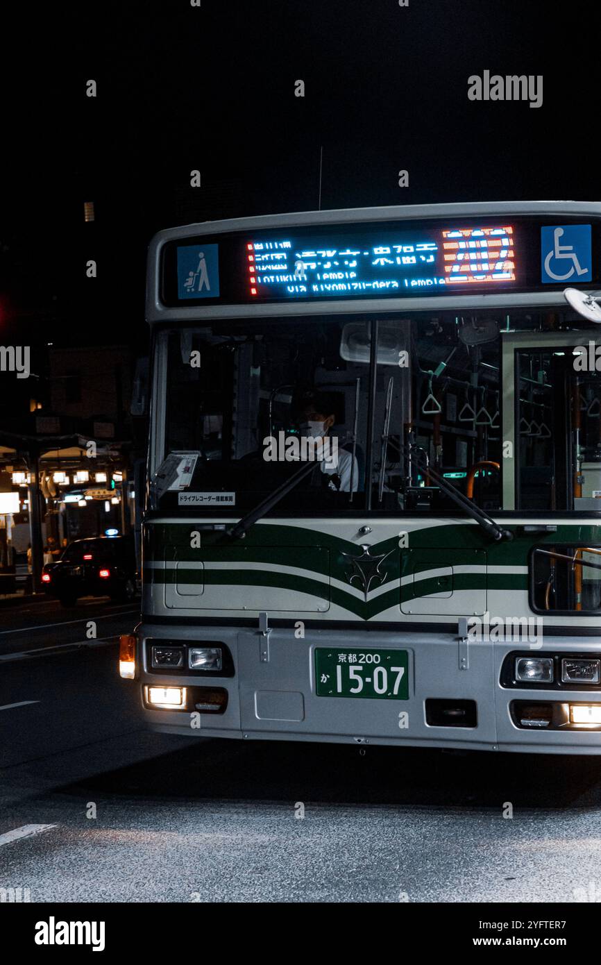 Bus à Kyoto la nuit Banque D'Images