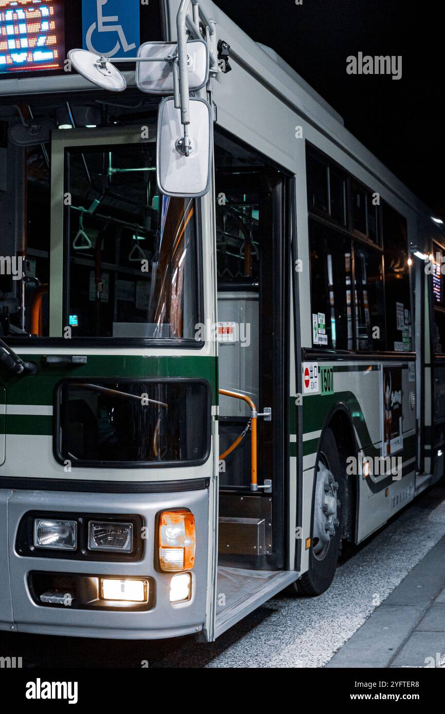 Bus à Kyoto la nuit Banque D'Images