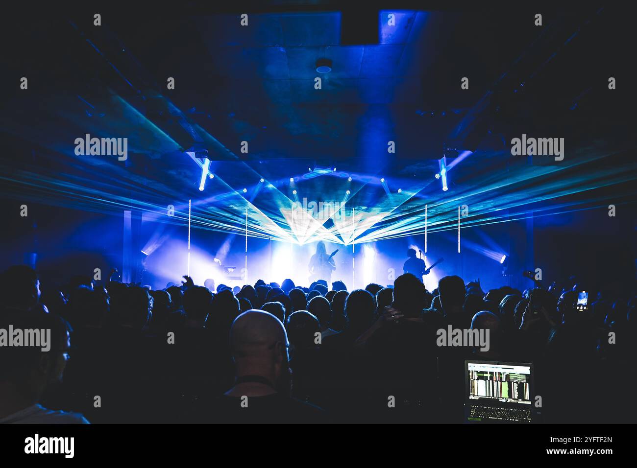 Aarhus, Danemark. 01 novembre 2024. Le groupe danois de metal progressif Vola donne un concert au train à Aarhus. Banque D'Images