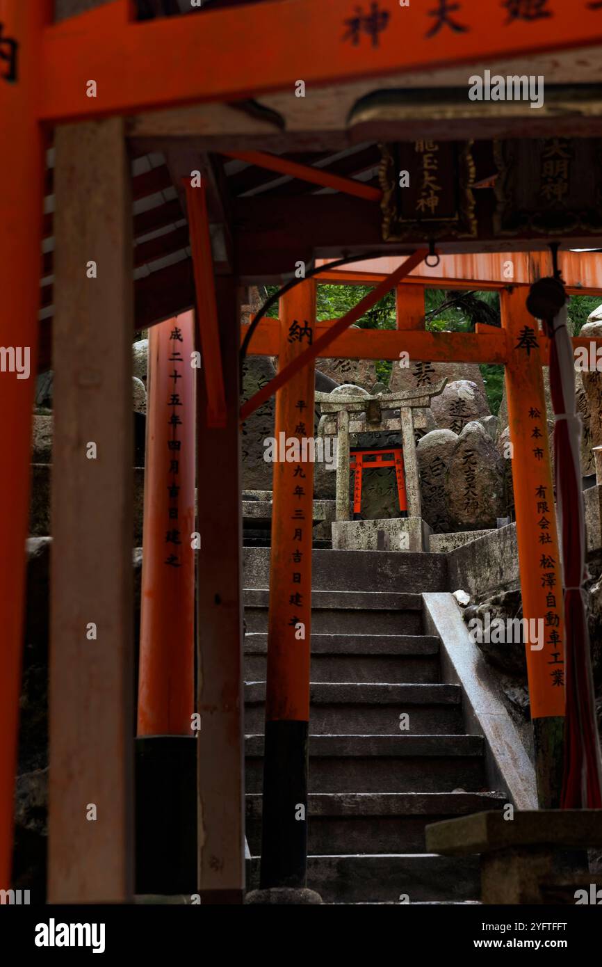 Sanctuaire Fushimi-inari à Kyoto, porte tori, sanctuaire sacré pour renards, Japon © Giorgia de Dato Banque D'Images