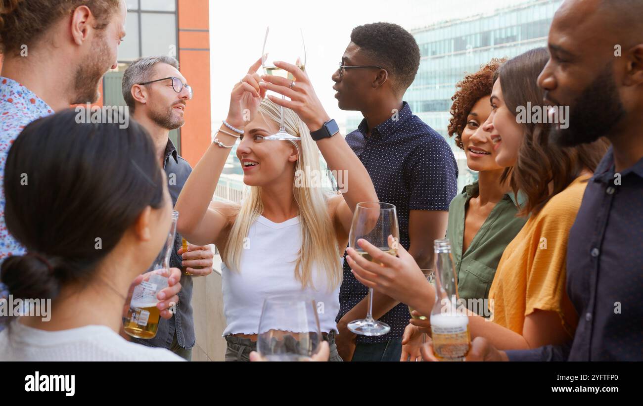 Réunion de l'équipe d'affaires multiculturelle à l'extérieur pour prendre un verre après le travail sur le toit du bureau ou au bar Banque D'Images