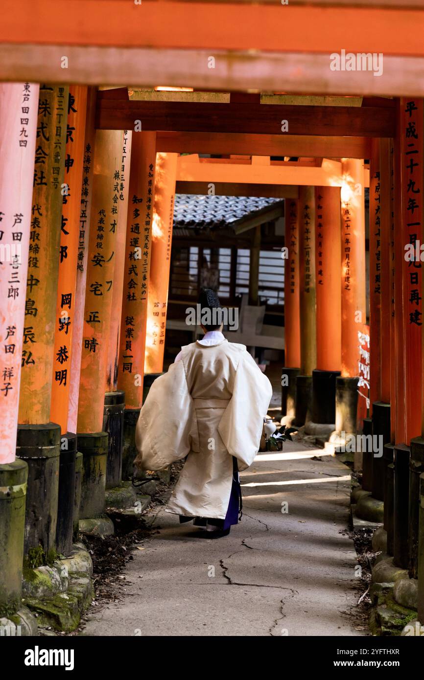 Tenue traditionnelle japonaise, sanctuaire Fushimi-inari à Kyoto, porte tori, sanctuaire sacré pour renards, Japon © Giorgia de Dato Banque D'Images