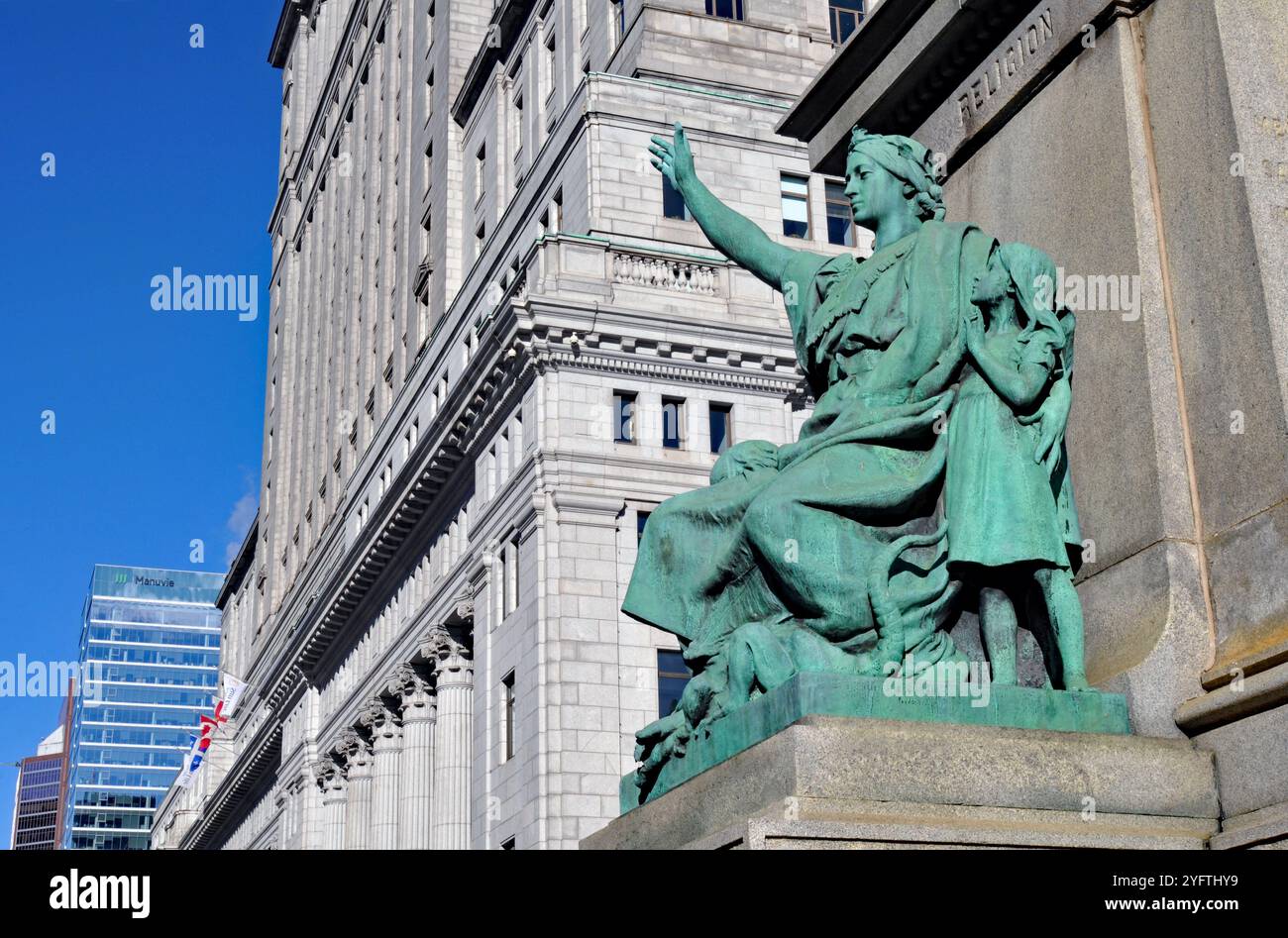 Une sculpture représentant la religion fait partie du monument dédié à l'évêque Ignace Bourget à l'extérieur de la cathédrale Marie, Reine du monde de Montréal. Banque D'Images