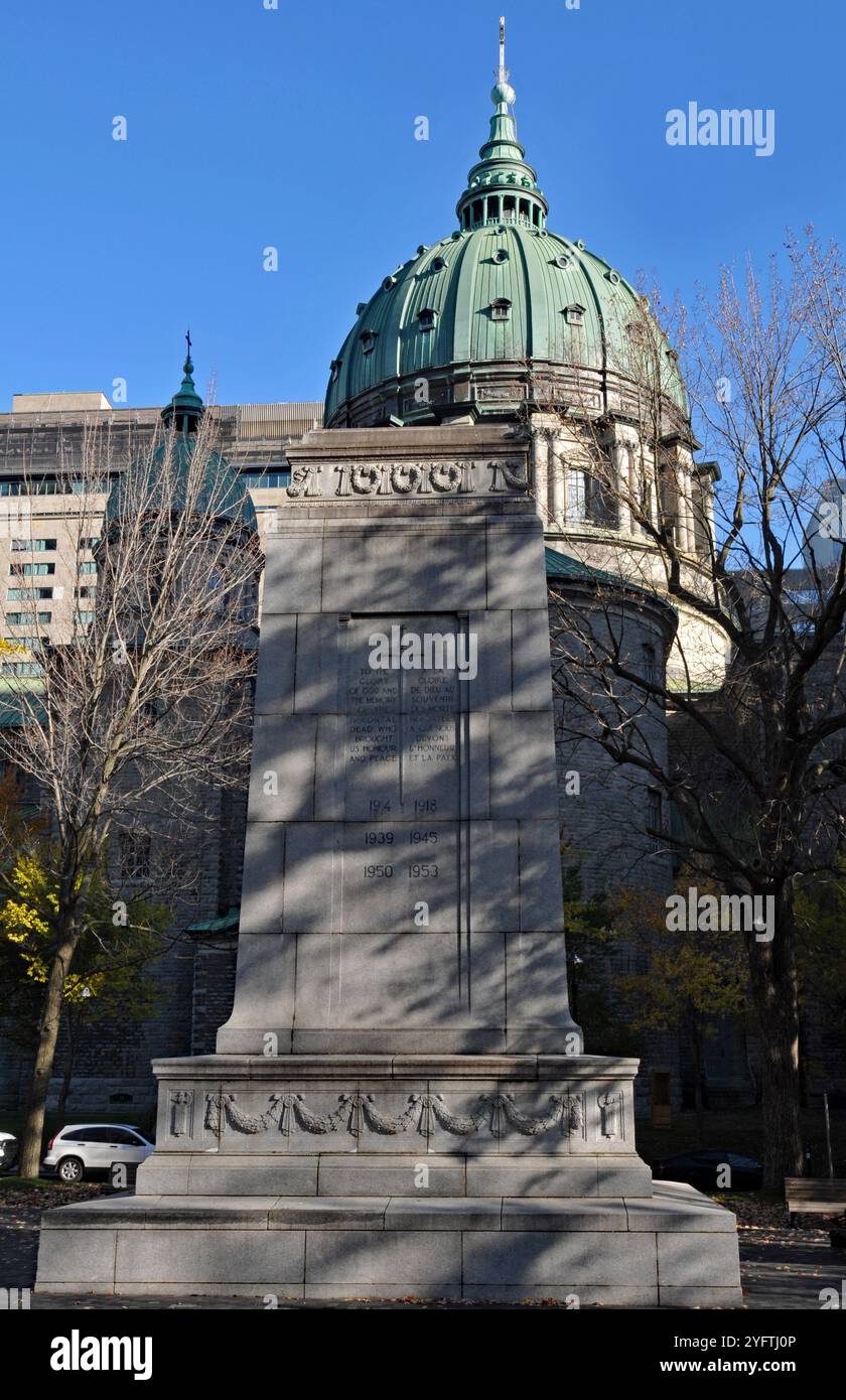 Le cénotaphe de Montréal honorant les soldats tués dans la guerre se dresse dans le parc de la place du Canada, à côté de la cathédrale Marie, Reine du monde. Banque D'Images
