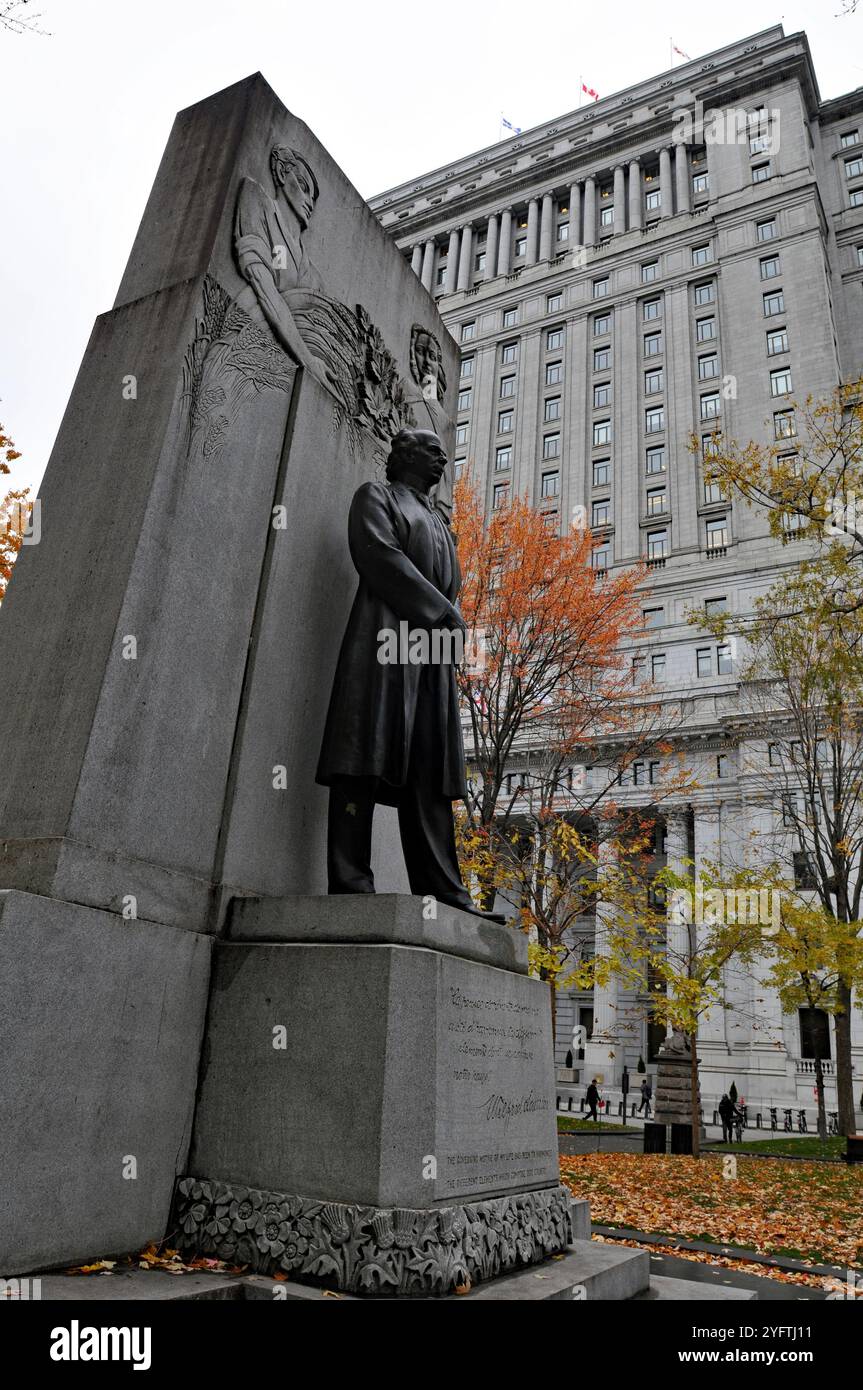 Un monument en l'honneur de l'ancien premier ministre canadien Wilfrid Laurier se dresse sur le Square Dorchester à Montréal, près de l'emblématique édifice Sun Life. Banque D'Images