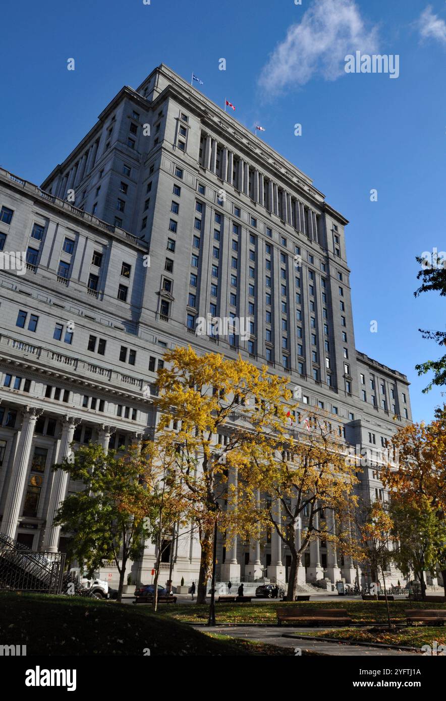 L'emblématique édifice Sun Life, situé sur le Square Dorchester à Montréal, a été construit en trois étapes pour la compagnie d'assurance, à compter de 1914. Banque D'Images